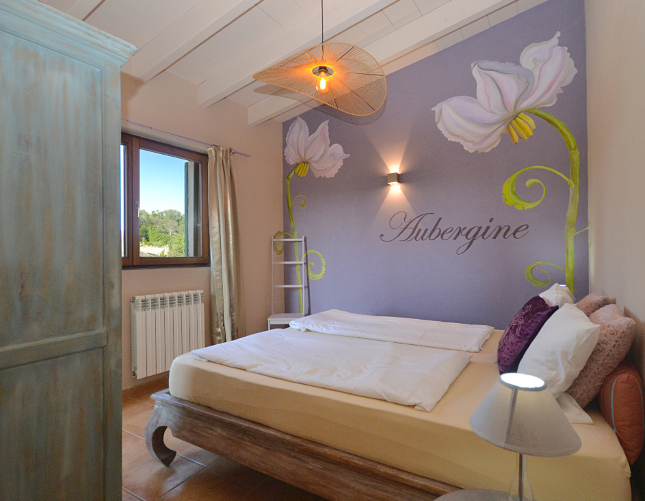 Zimmer Innenansicht Aubergine
